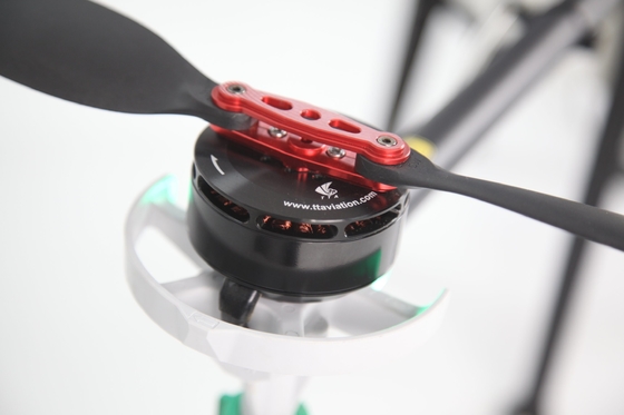 農場で農薬を噴射するためのドローン