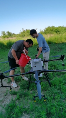 M6e ドローン 10kg 利用荷 30L 容量 農場 UAV と作物保護 噴霧のための完璧な